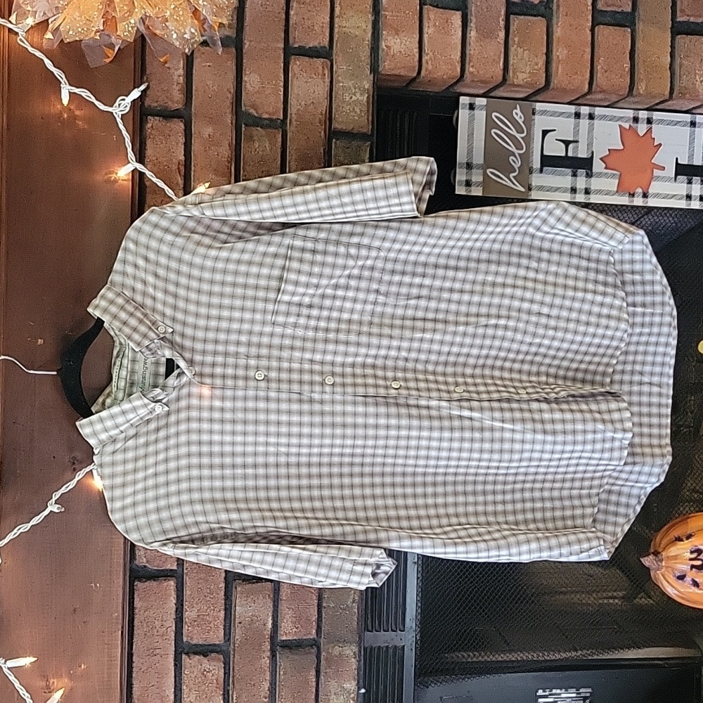 Mens Munsingwear button-dow.  shirt. TAN and white size large.